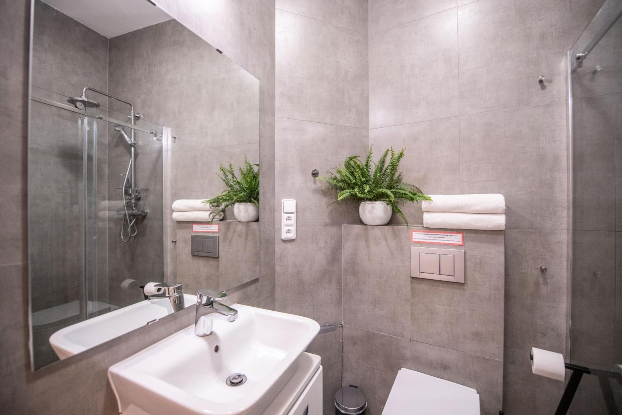 Modern Downtown Apt - Renovated, On Ideal Location Praga Exterior foto